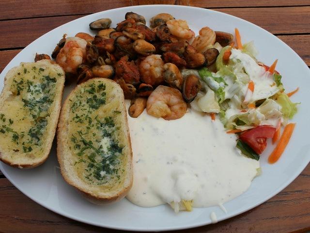 Mussel with salad